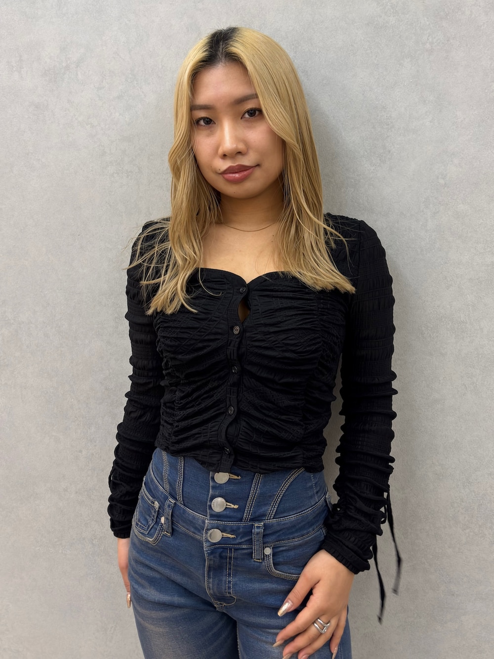 ブラック系のTシャツ/カットソー、ブルー系のデニムパンツ、ブラック系のサンダルを着用したレディースの冬コーディネートの4枚目の写真