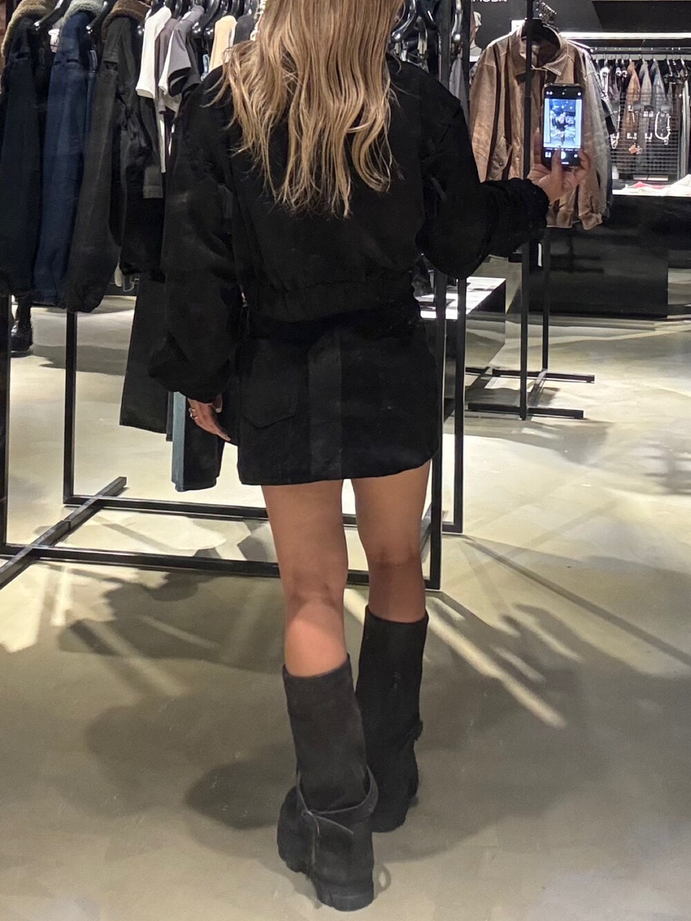 ブラック系のブルゾン、グレー系のTシャツ/カットソー、ブラック系のスカートを着用したレディースの秋コーディネートの3枚目の写真