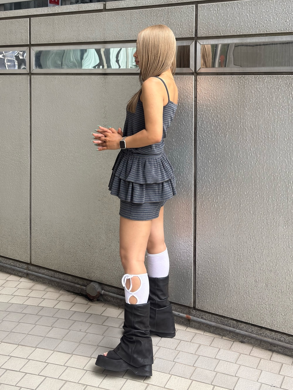 グレー系のキャミソール、グレー系のその他パンツ、ブラック系のサンダルを着用したレディースの夏コーディネートの2枚目の写真