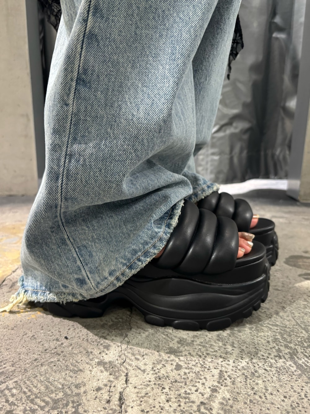 ブラック系のワンピース、ホワイト系のTシャツ/カットソー、ブルー系のデニムパンツを着用したレディースの夏コーディネートの6枚目の写真