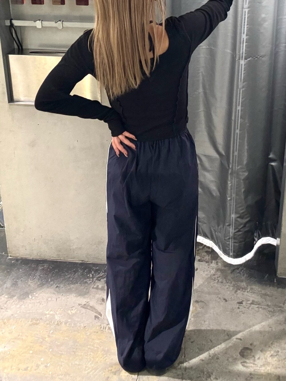 ブラック系のTシャツ/カットソー、ブルー系のその他パンツ、ブラック系のローファーを着用したレディースの春コーディネートの3枚目の写真