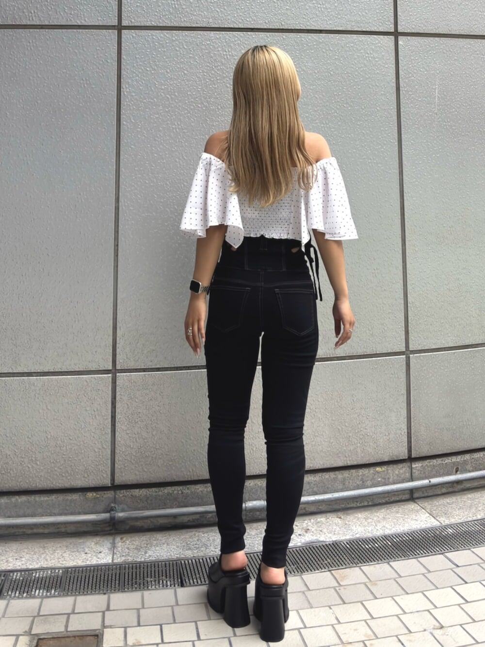 ブラック系のサンダル、ブラック系のデニムパンツを着用したレディースの夏コーディネートの3枚目の写真