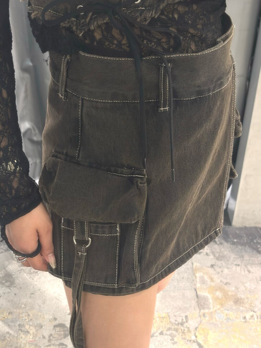 ブラック系のローファー、ブラック系のタンクトップ、ブラック系のTシャツ/カットソーを着用したレディースの春コーディネートの5枚目の写真