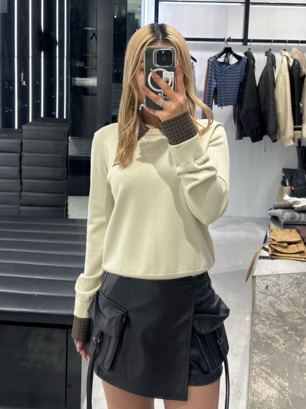 ブラック系のその他パンツ、ベージュ系のシャツ/ブラウス、ホワイト系のブーツを着用したレディースの冬コーディネートの4枚目の写真