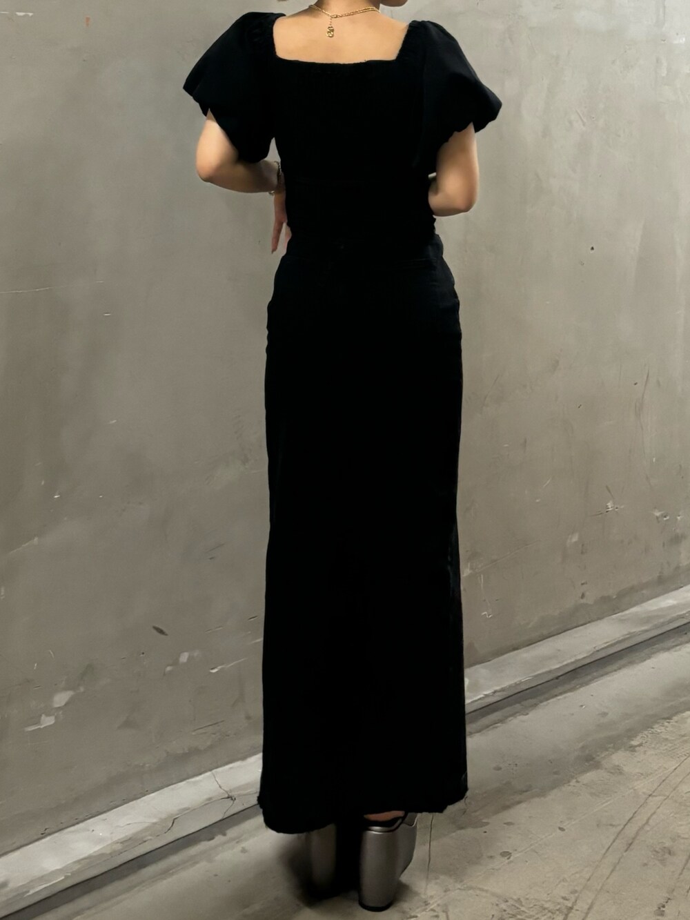 ブラック系のシャツ/ブラウス、ブラック系のスカート、シルバー系のサンダルを着用したレディースの春コーディネートの2枚目の写真