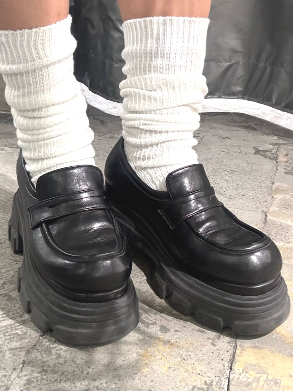 ブラック系のローファー、ブラック系のタンクトップ、ブラック系のTシャツ/カットソーを着用したレディースの春コーディネートの7枚目の写真