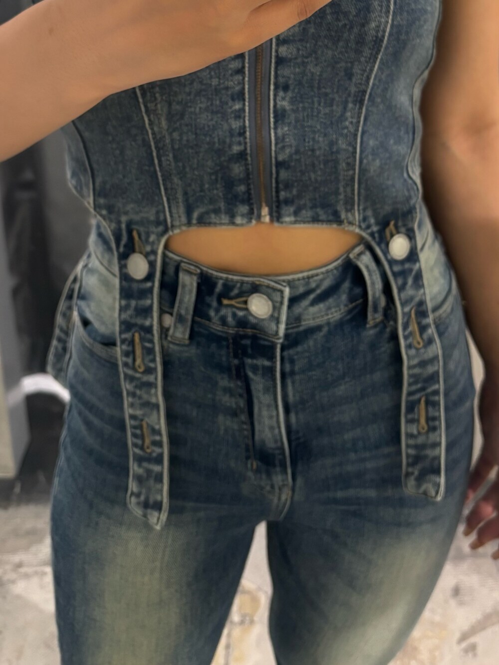 ブルー系のサロペット/オーバーオール、ブラック系のサンダルを着用したレディースの夏コーディネートの5枚目の写真