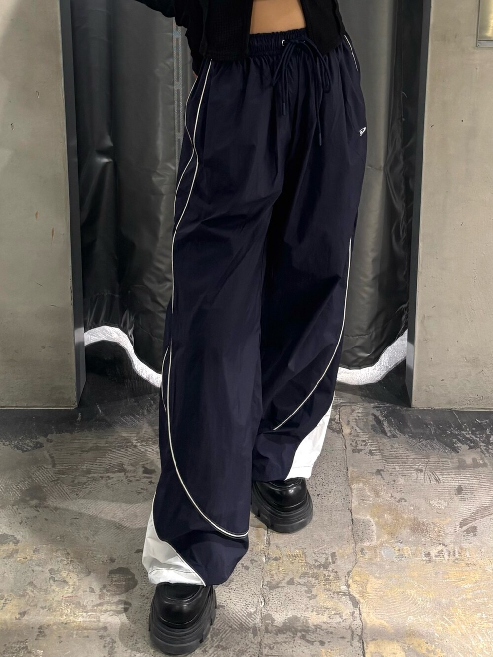 ブラック系のTシャツ/カットソー、ブルー系のその他パンツ、ブラック系のローファーを着用したレディースの春コーディネートの5枚目の写真