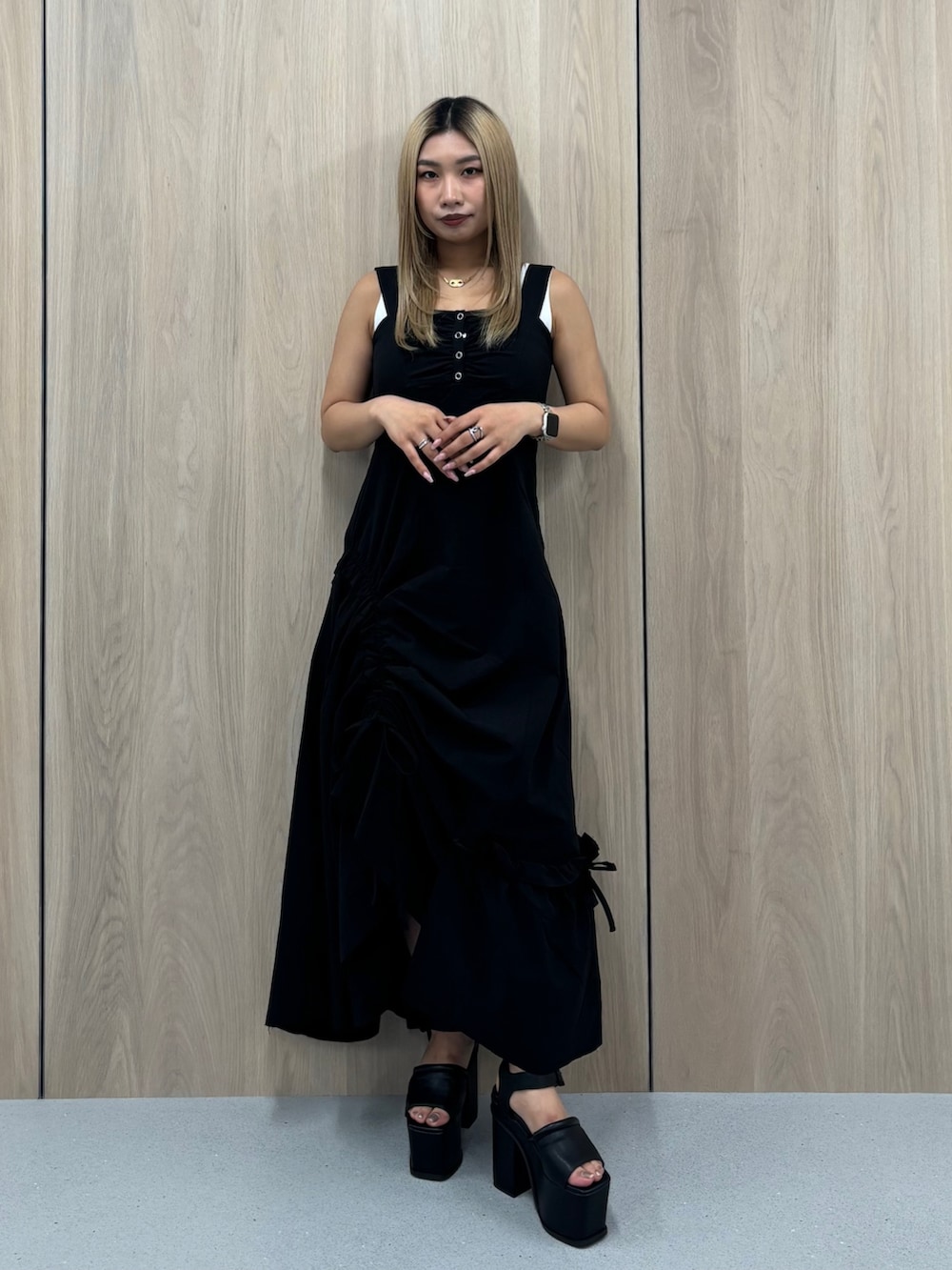 ブラック系のワンピース、ホワイト系のシャツ/ブラウス、ブラック系のサンダルを着用したレディースの春コーディネートの4枚目の写真