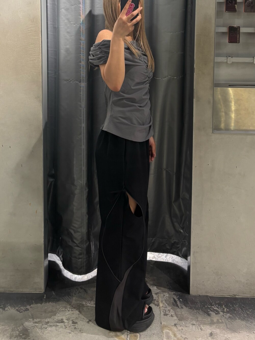 グレー系のTシャツ/カットソー、ブラック系のその他パンツ、ブラック系のサンダルを着用したレディースの夏コーディネートの2枚目の写真