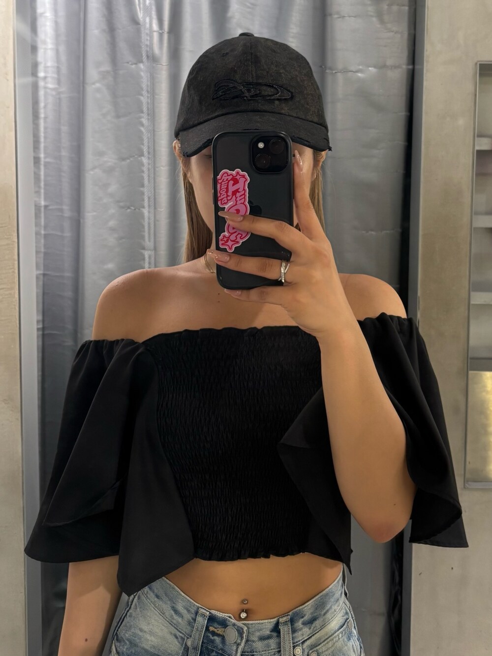 ブラック系のTシャツ/カットソー、ブルー系のデニムパンツ、ブラック系のサンダルを着用したレディースの夏コーディネートの4枚目の写真