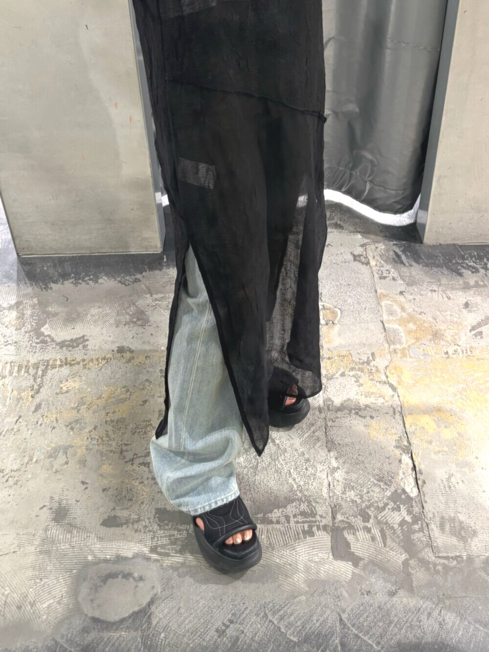 ブラック系のサンダル、ブラック系のワンピース、ホワイト系のTシャツ/カットソーを着用したレディースの夏コーディネートの5枚目の写真