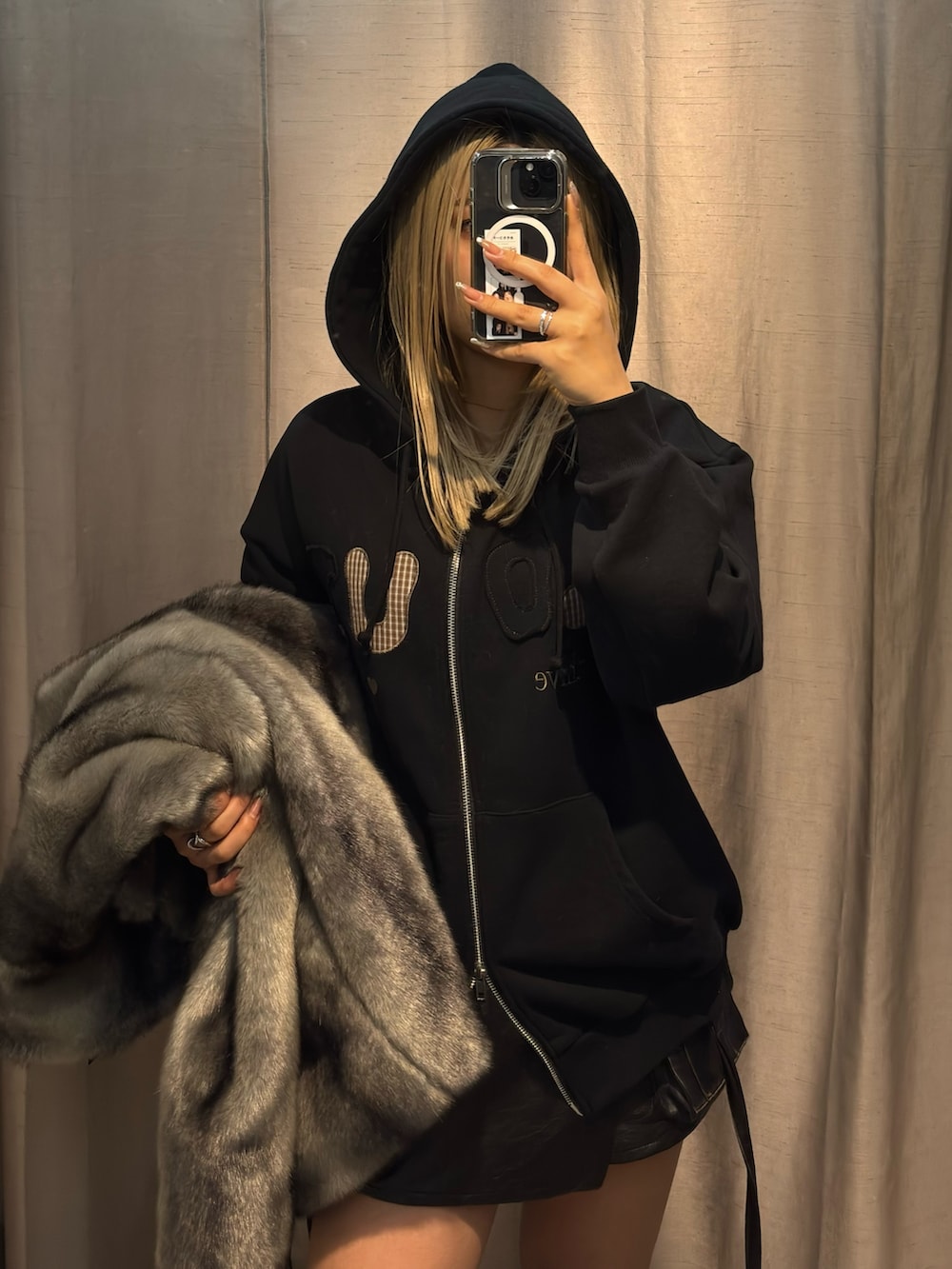 ブラック系のパーカー、グレー系のその他アウター、ブラック系のその他パンツを着用したレディースの冬コーディネートの6枚目の写真