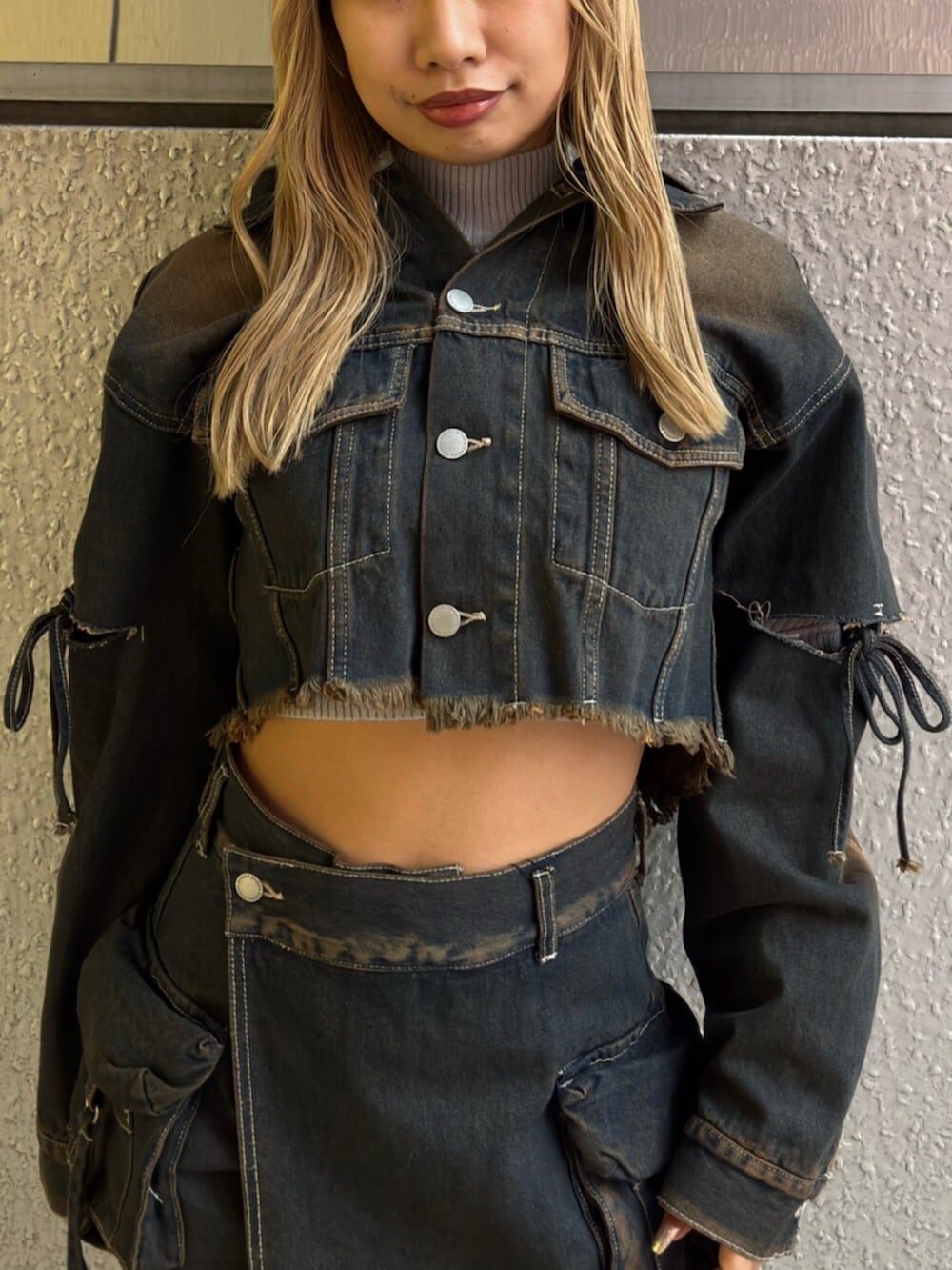 ブラック系のブーツ、ブルー系のデニムジャケット、グレー系のニット/セーターを着用したレディースの冬コーディネートの4枚目の写真