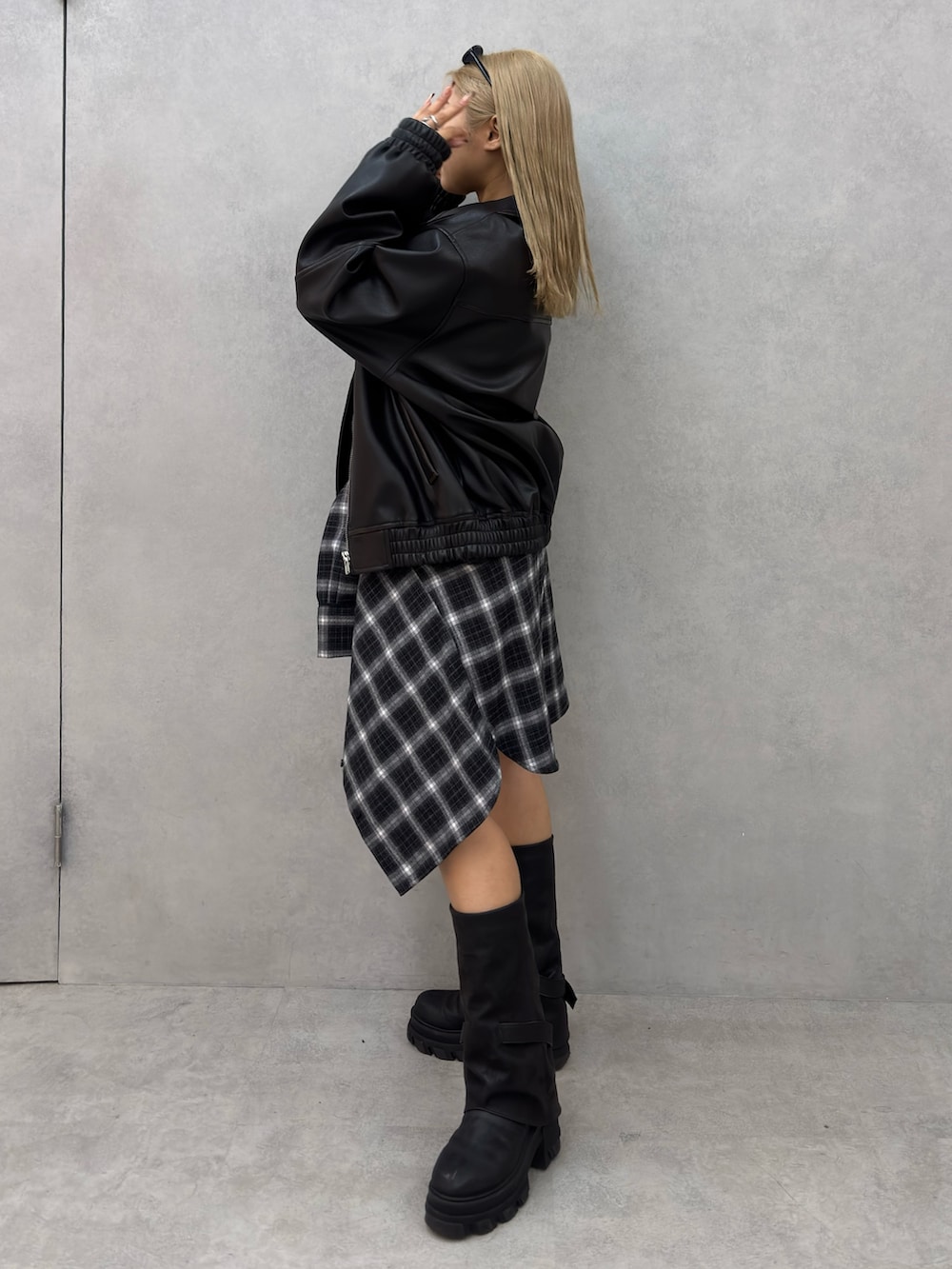 グレー系のニット/セーター、ブラック系のブルゾン、ブラック系のシャツ/ブラウスを着用したレディースの冬コーディネートの2枚目の写真