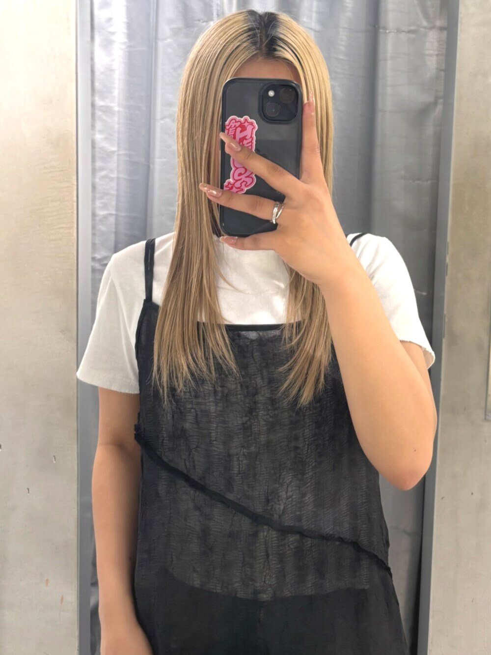 ブラック系のサンダル、ブラック系のワンピース、ホワイト系のTシャツ/カットソーを着用したレディースの夏コーディネートの4枚目の写真