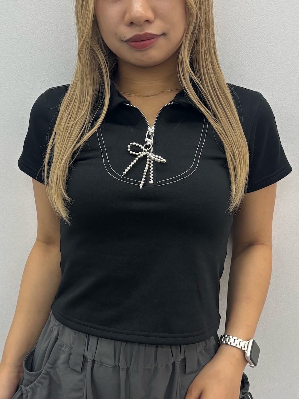 ブラック系のTシャツ/カットソー、グレー系のその他パンツ、ブラック系のサンダルを着用したレディースの夏コーディネートの4枚目の写真