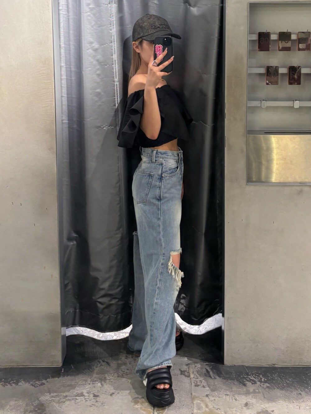 ブラック系のTシャツ/カットソー、ブルー系のデニムパンツ、ブラック系のサンダルを着用したレディースの夏コーディネートの2枚目の写真