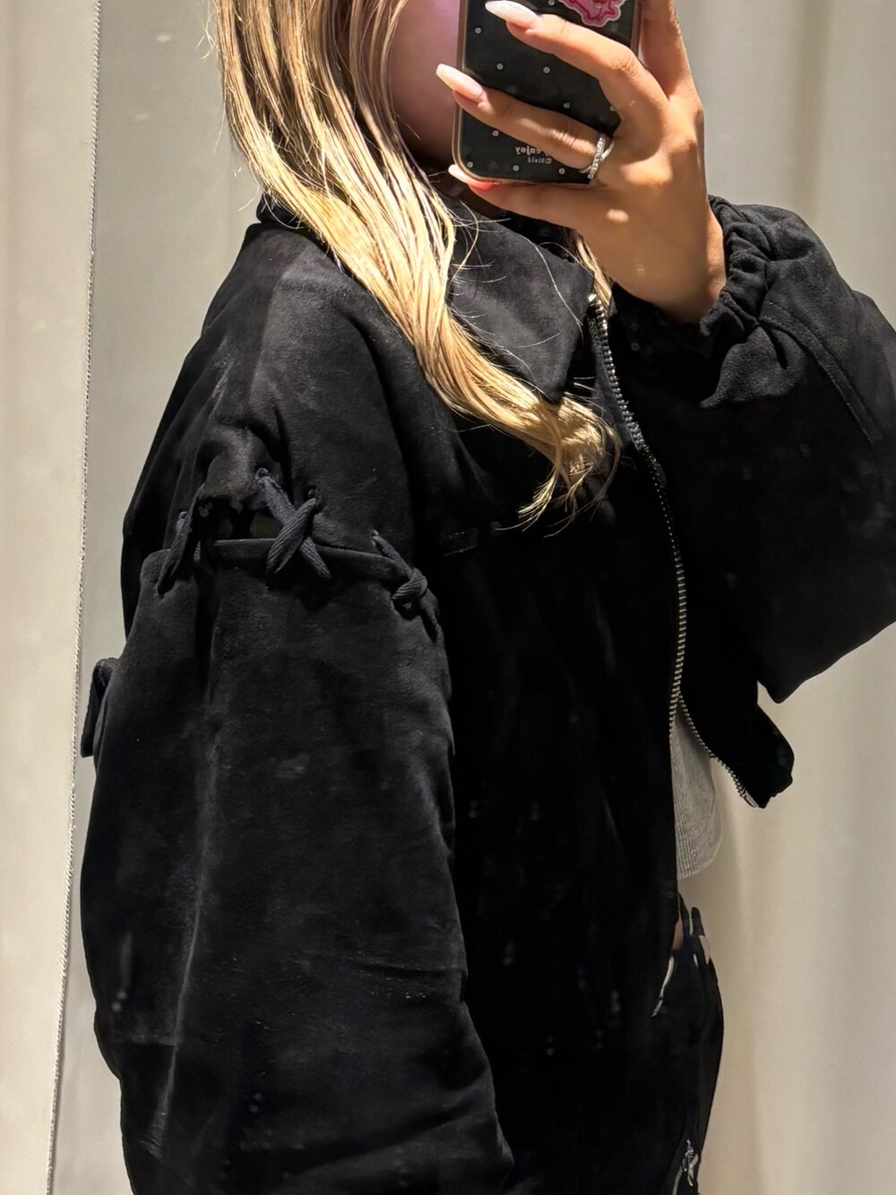 ブラック系のブルゾン、グレー系のTシャツ/カットソー、ブラック系のスカートを着用したレディースの秋コーディネートの5枚目の写真