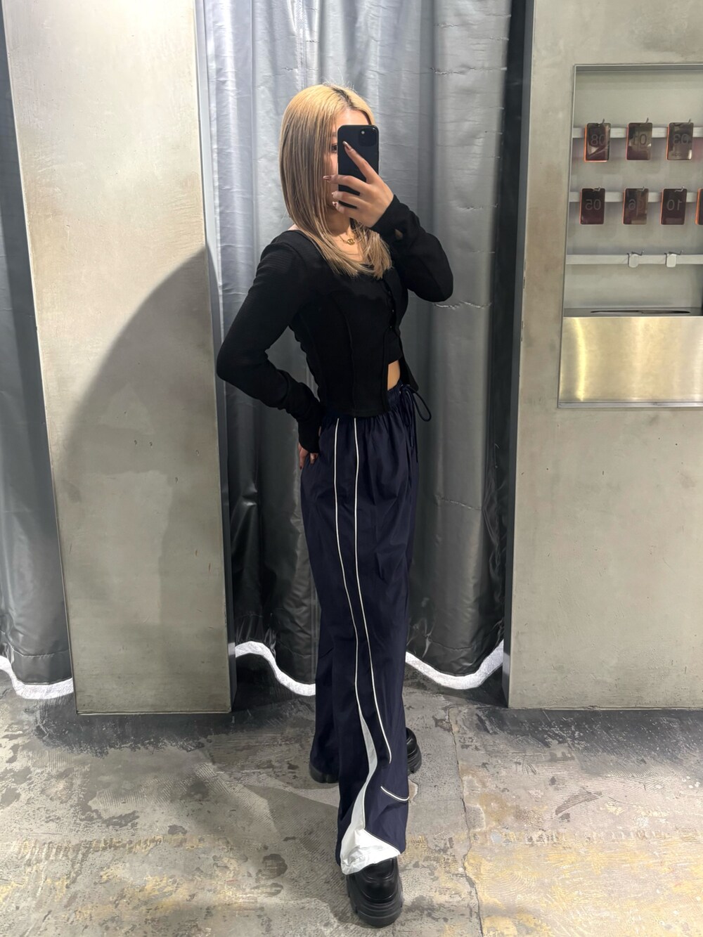 ブラック系のTシャツ/カットソー、ブルー系のその他パンツ、ブラック系のローファーを着用したレディースの春コーディネートの2枚目の写真