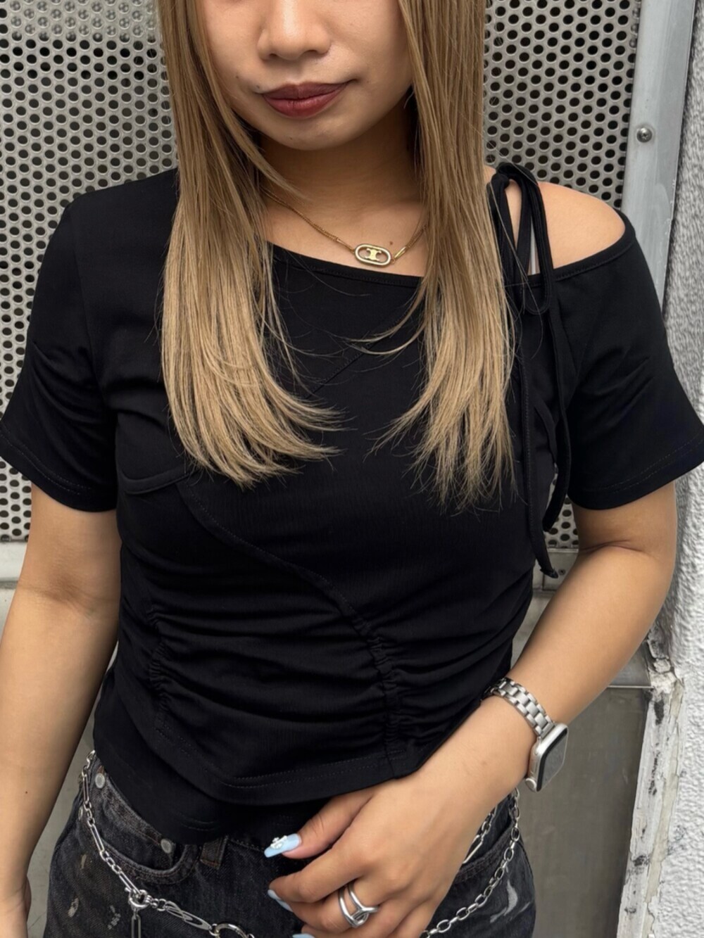 ブラック系のサンダル、ブラック系のTシャツ/カットソー、ブラック系のデニムパンツを着用したレディースの春コーディネートの4枚目の写真