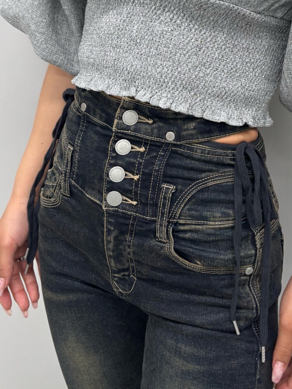 グレー系のTシャツ/カットソー、ブルー系のデニムパンツ、ブラック系のサンダルを着用したレディースの春コーディネートの6枚目の写真