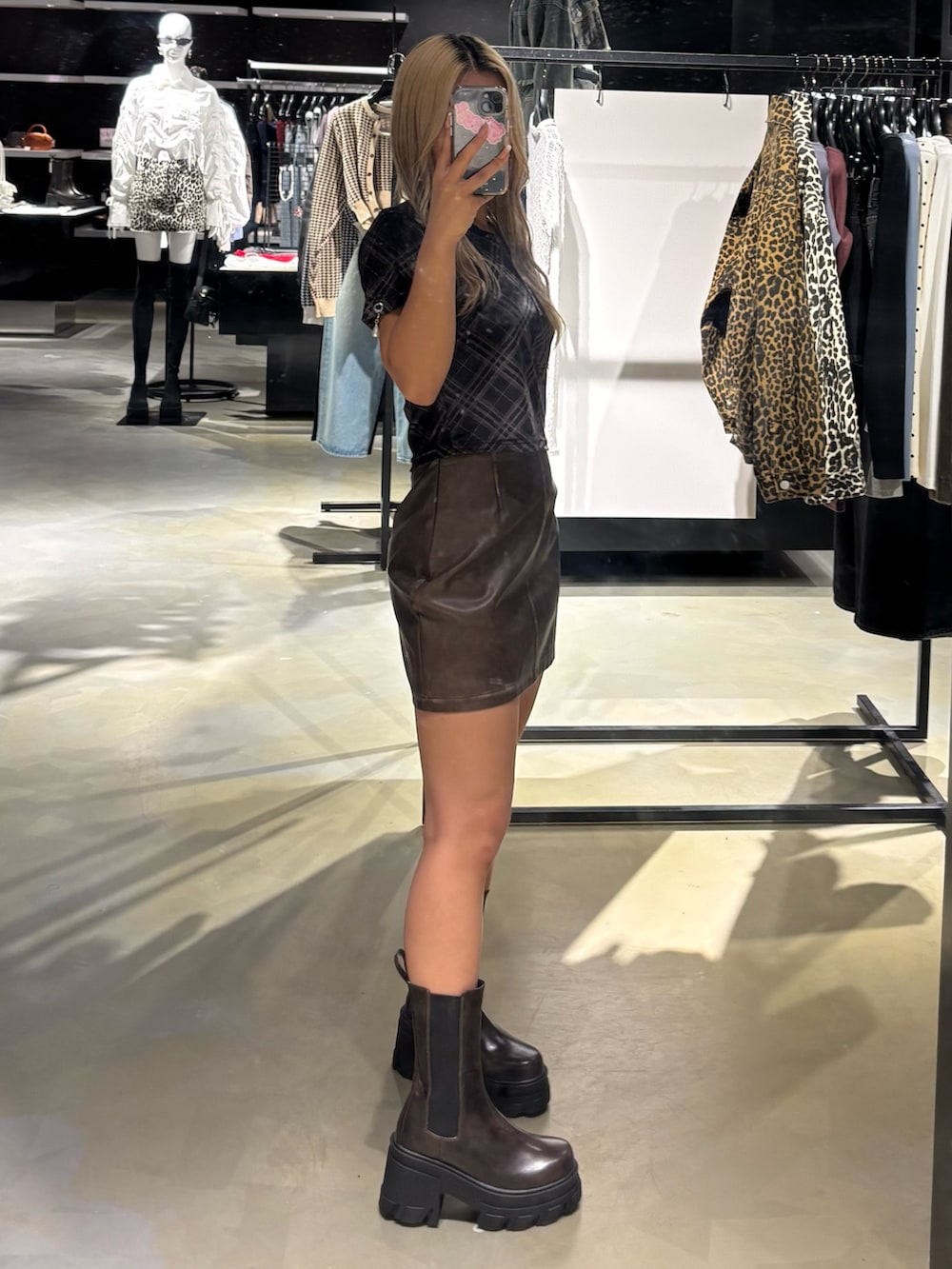 その他のTシャツ/カットソー、ブラウン系のスカート、ブラウン系のブーツを着用したレディースの秋コーディネートの2枚目の写真