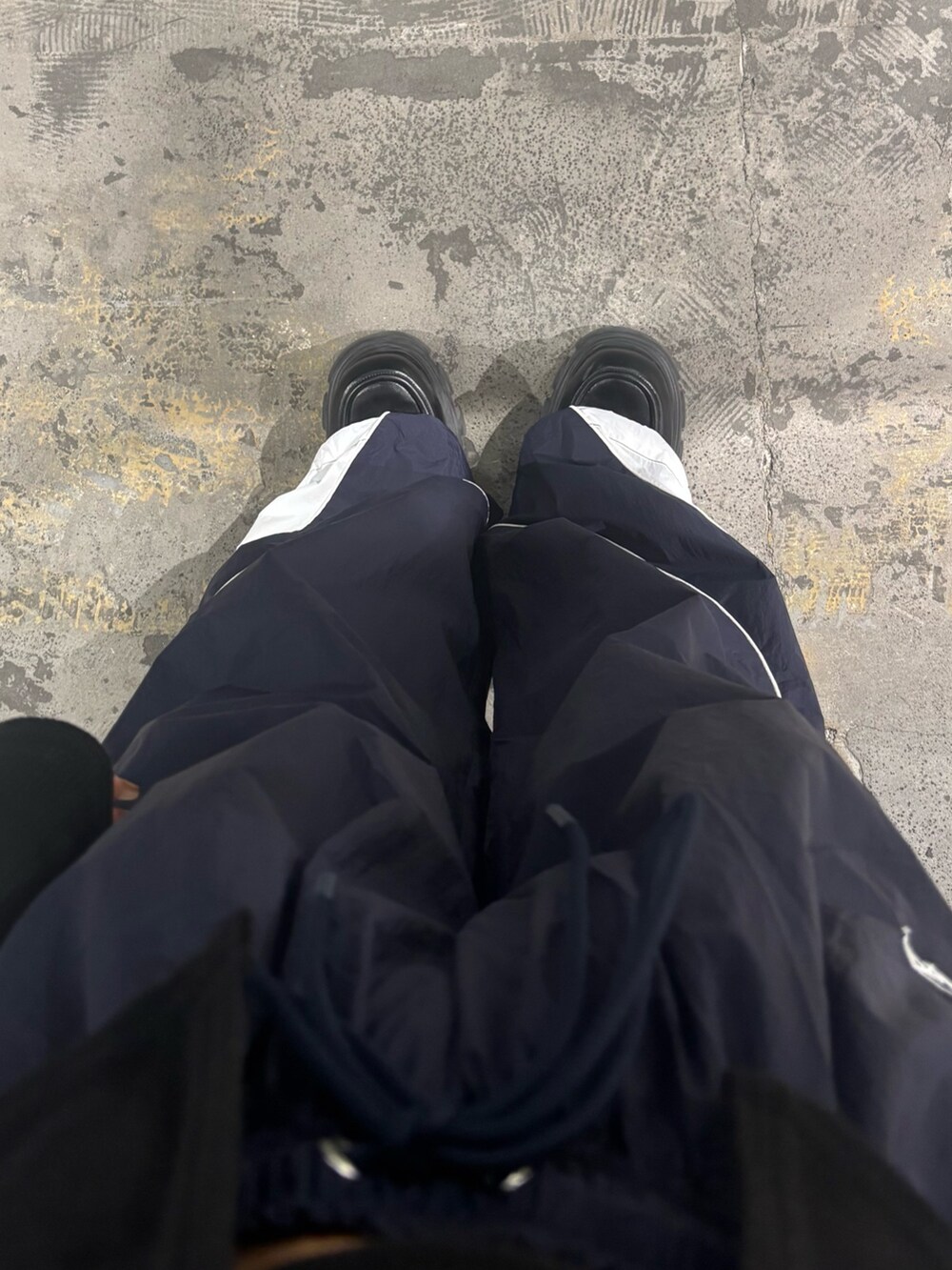 ブラック系のTシャツ/カットソー、ブルー系のその他パンツ、ブラック系のローファーを着用したレディースの春コーディネートの6枚目の写真