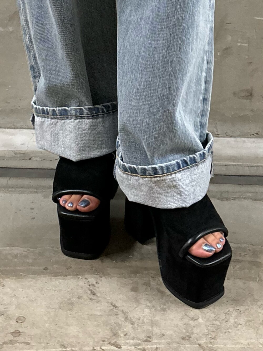 ブルー系のデニムパンツ、グレー系のタンクトップ、グレー系のハンドバッグを着用したレディースの夏コーディネートの4枚目の写真