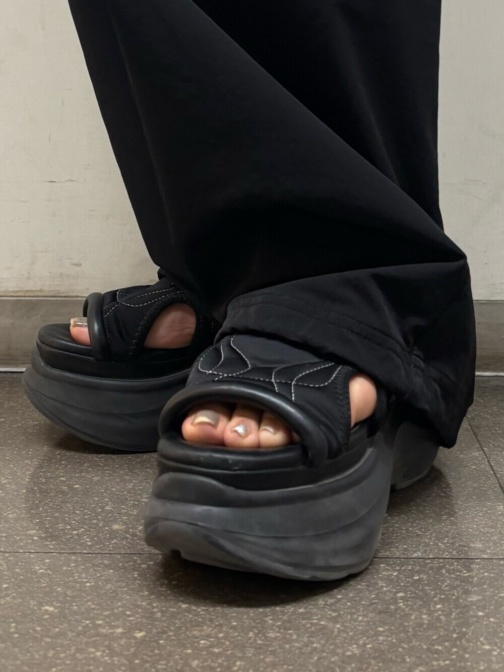 ホワイト系のニット/セーター、ブラック系のその他パンツ、ブラック系のサンダルを着用したレディースの春コーディネートの7枚目の写真