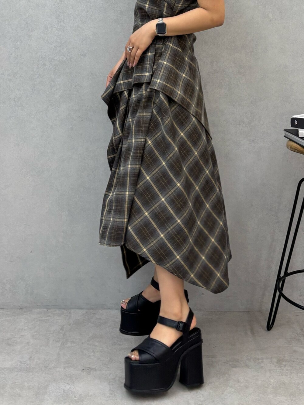 グリーン系のワンピース、ブラック系のサンダルを着用したレディースの夏コーディネートの5枚目の写真