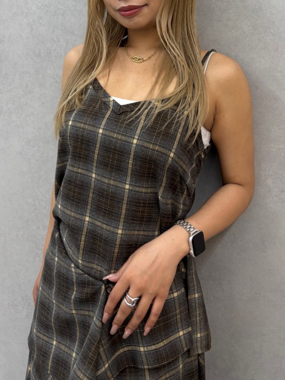 グリーン系のワンピース、ブラック系のサンダルを着用したレディースの夏コーディネートの4枚目の写真