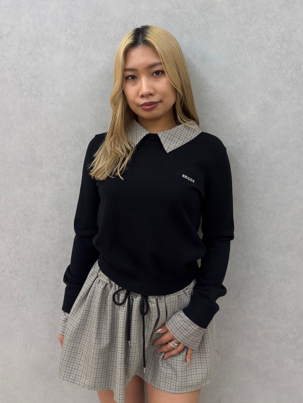 ブラック系のシャツ/ブラウス、ブラック系のスカート、ブラック系のスニーカーを着用したレディースの冬コーディネートの4枚目の写真