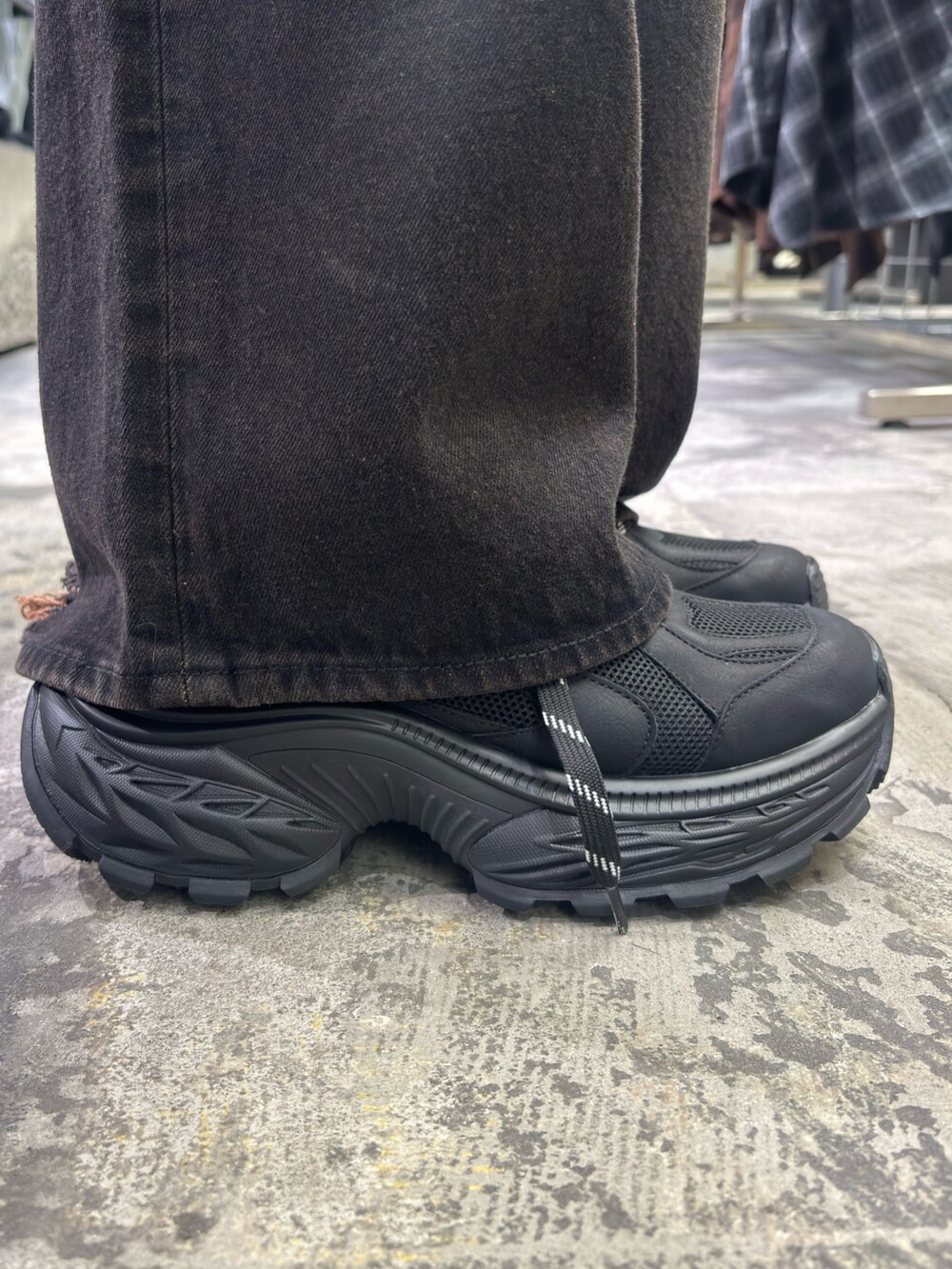 ブラック系のシャツ/ブラウス、ブラック系のデニムパンツ、ブラック系のスニーカーを着用したレディースの夏コーディネートの5枚目の写真