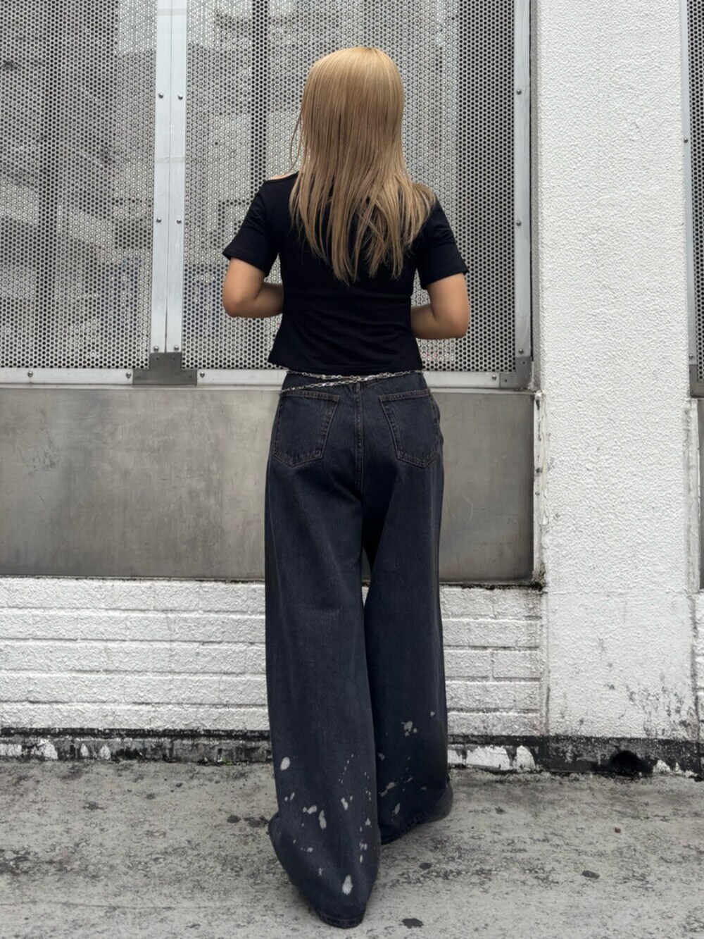 ブラック系のサンダル、ブラック系のTシャツ/カットソー、ブラック系のデニムパンツを着用したレディースの春コーディネートの3枚目の写真