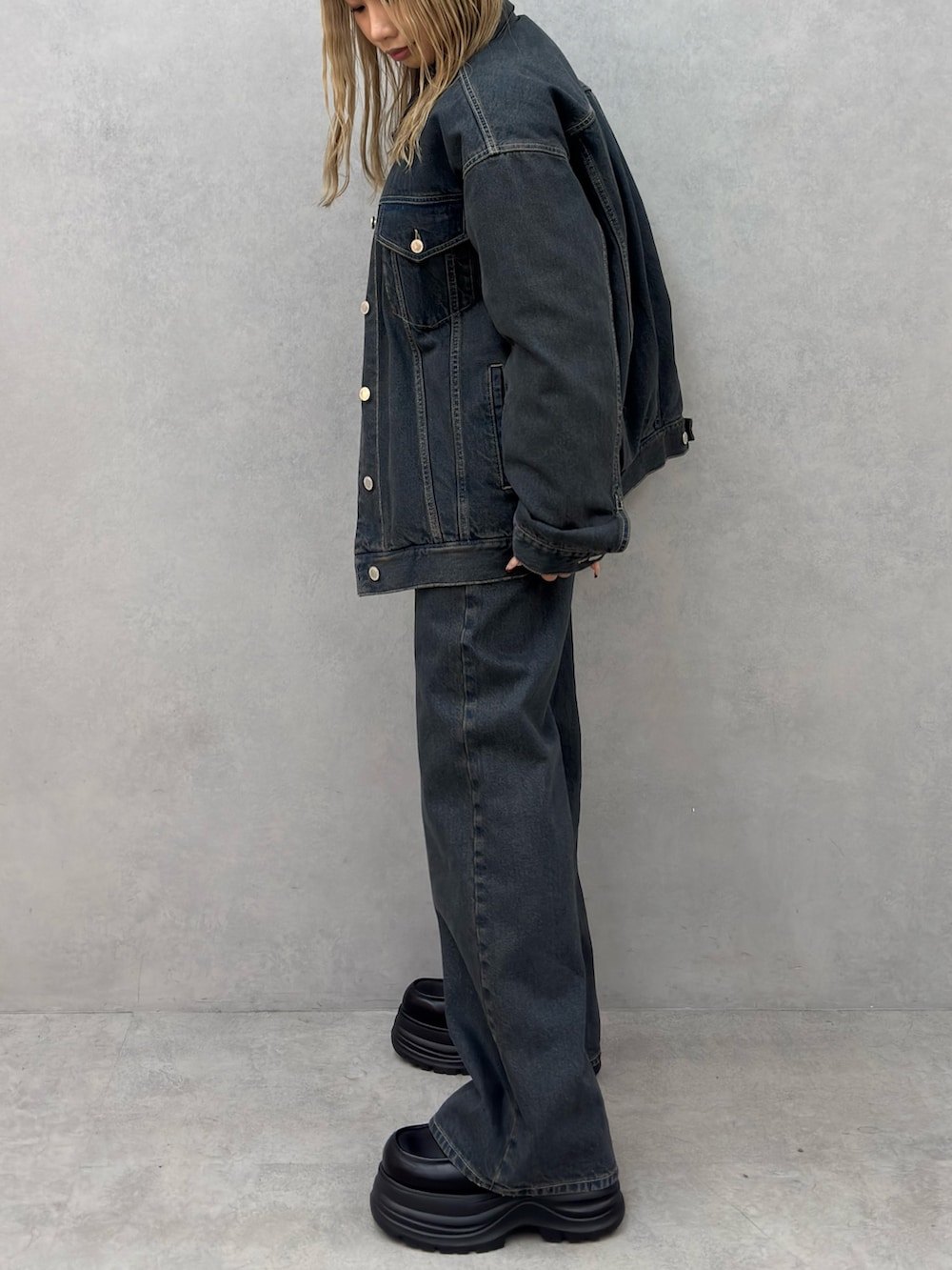 ブルー系のデニムパンツ、ブラック系のローファー、ブルー系のブルゾンを着用したレディースの冬コーディネートの2枚目の写真