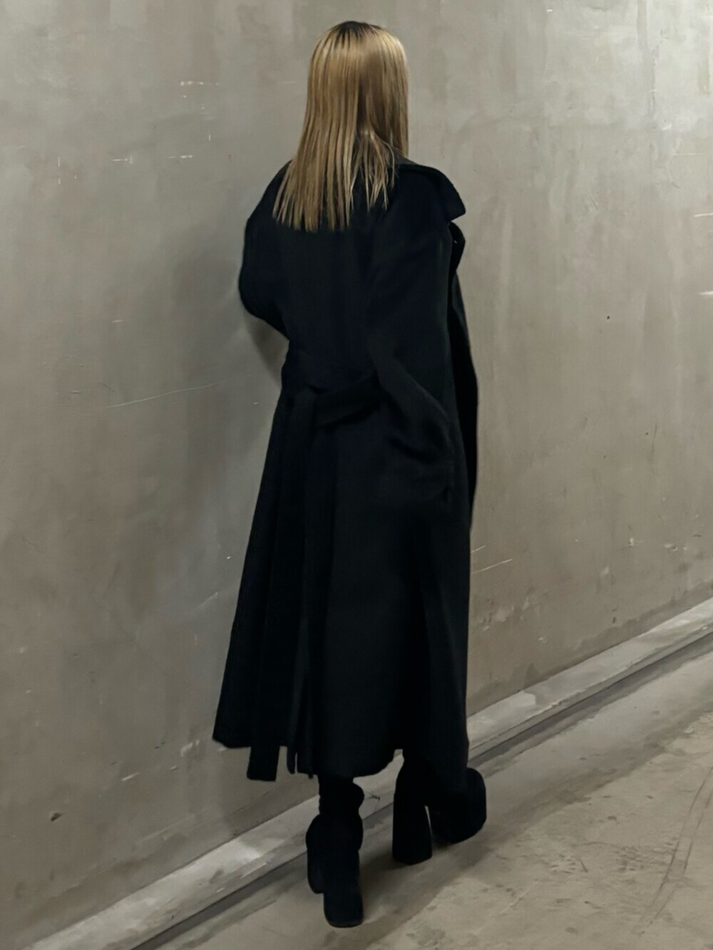 その他のブーツ、ブラック系のニット/セーター、その他のスカートを着用したレディースの冬コーディネートの3枚目の写真