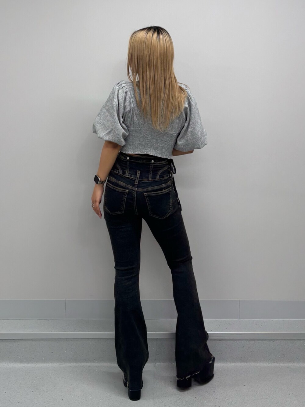グレー系のTシャツ/カットソー、ブルー系のデニムパンツ、ブラック系のサンダルを着用したレディースの春コーディネートの3枚目の写真