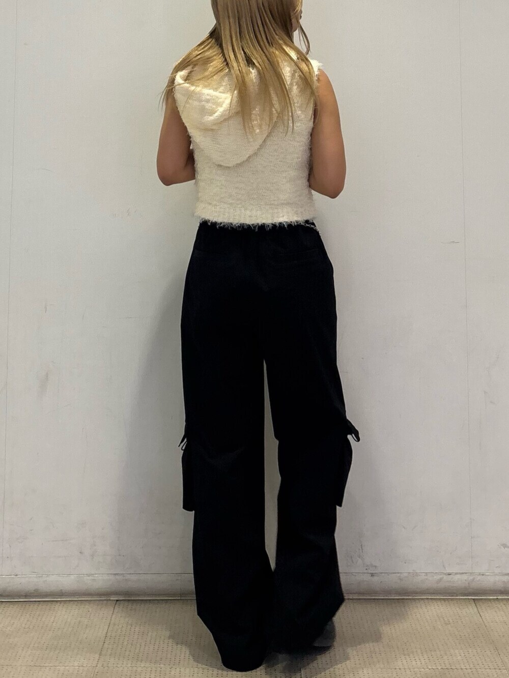 ホワイト系のニット/セーター、ブラック系のその他パンツ、ブラック系のサンダルを着用したレディースの春コーディネートの3枚目の写真