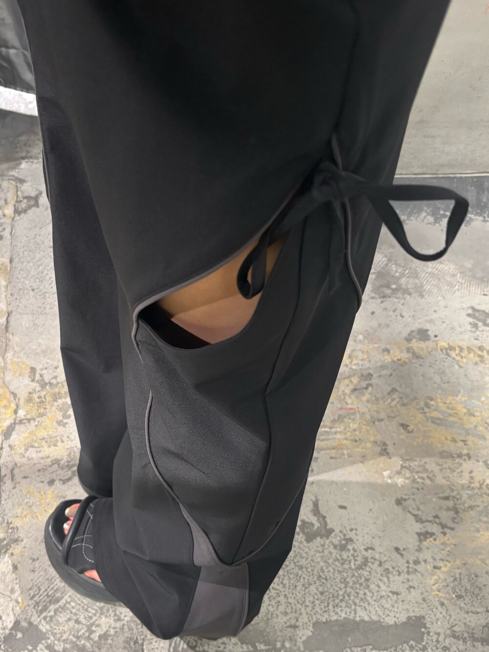 グレー系のTシャツ/カットソー、ブラック系のその他パンツ、ブラック系のサンダルを着用したレディースの夏コーディネートの6枚目の写真