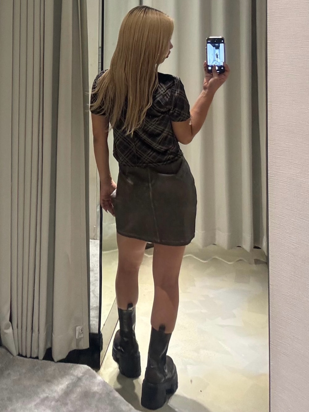 その他のTシャツ/カットソー、ブラウン系のスカート、ブラウン系のブーツを着用したレディースの秋コーディネートの3枚目の写真