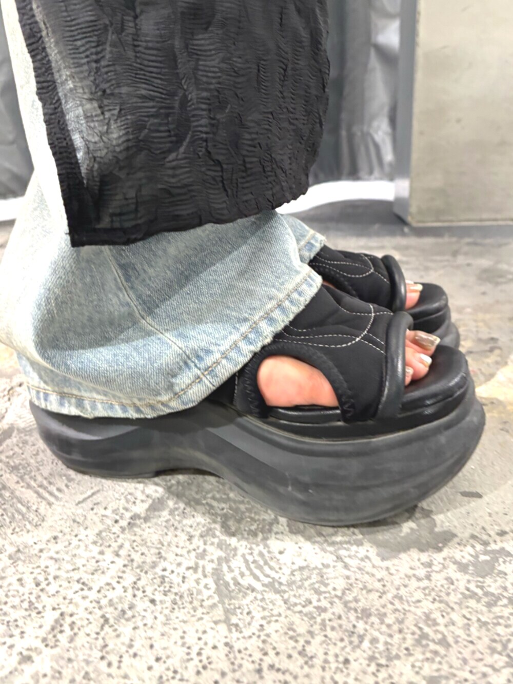 ブラック系のサンダル、ブラック系のワンピース、ホワイト系のTシャツ/カットソーを着用したレディースの夏コーディネートの6枚目の写真