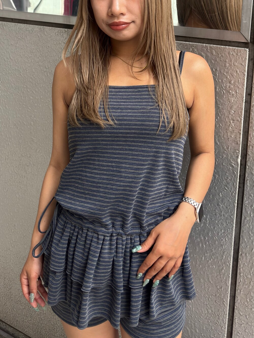 グレー系のキャミソール、グレー系のその他パンツ、ブラック系のサンダルを着用したレディースの夏コーディネートの4枚目の写真