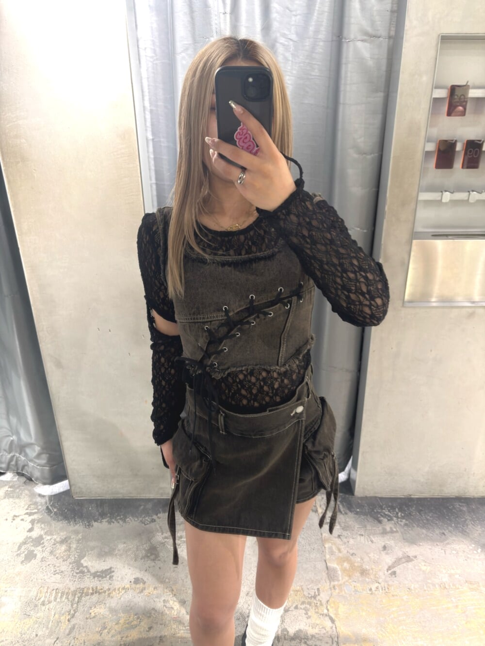 ブラック系のローファー、ブラック系のタンクトップ、ブラック系のTシャツ/カットソーを着用したレディースの春コーディネートの6枚目の写真