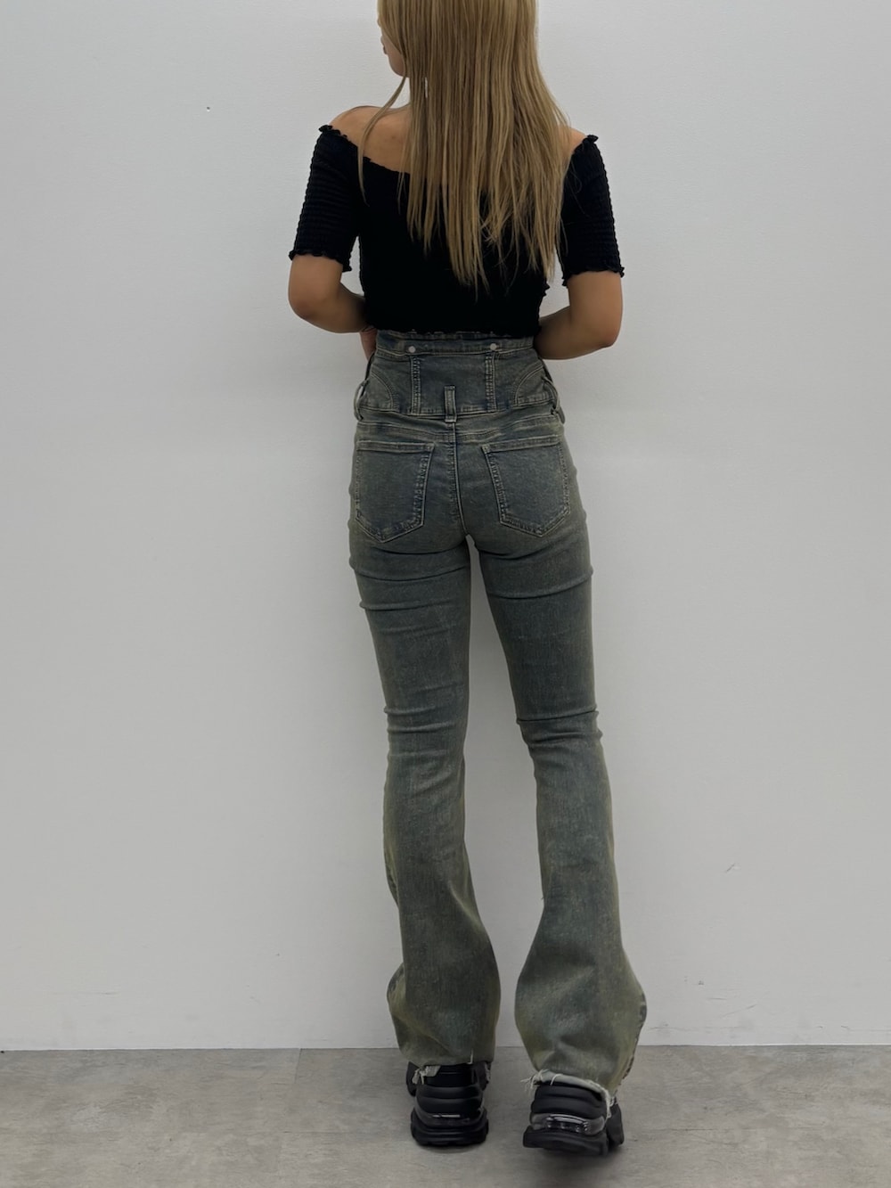 ブラック系のTシャツ/カットソー、ブルー系のデニムパンツ、ブラック系のサンダルを着用したレディースの夏コーディネートの3枚目の写真