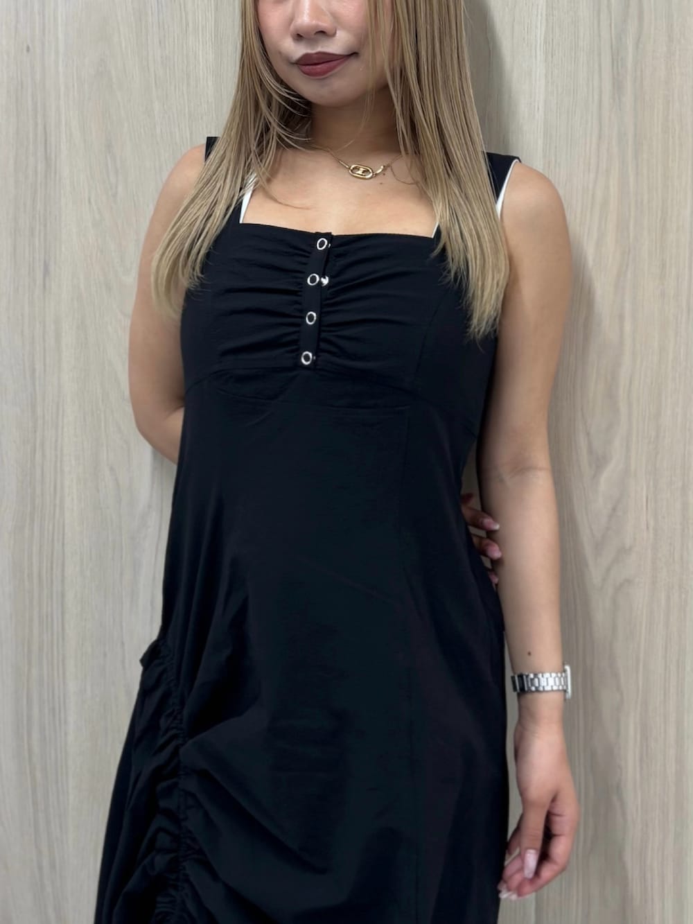 ブラック系のワンピース、ホワイト系のシャツ/ブラウス、ブラック系のサンダルを着用したレディースの春コーディネートの6枚目の写真