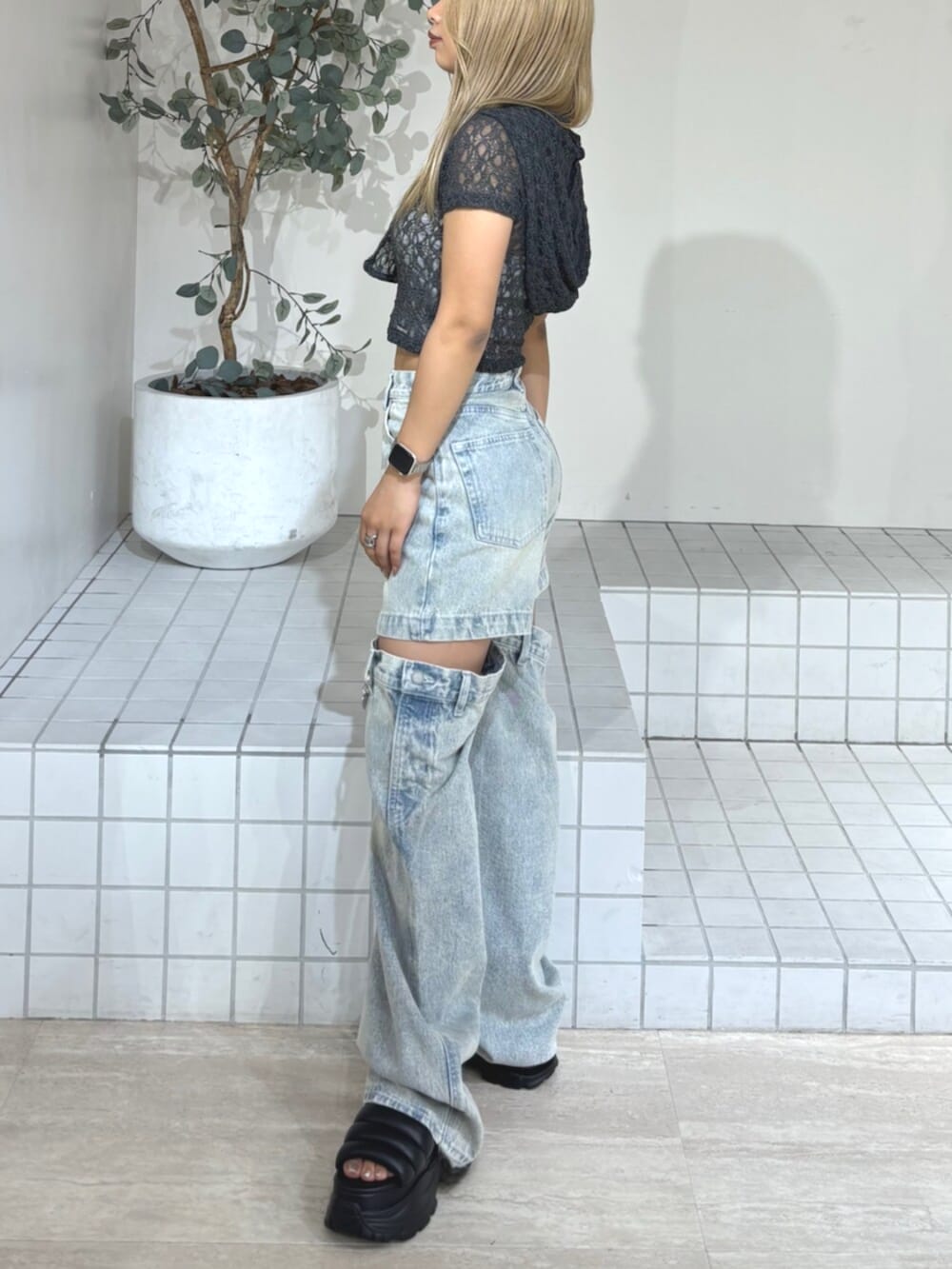 グレー系のTシャツ/カットソー、ブルー系のデニムパンツ、ブラック系のサンダルを着用したレディースの夏コーディネートの2枚目の写真