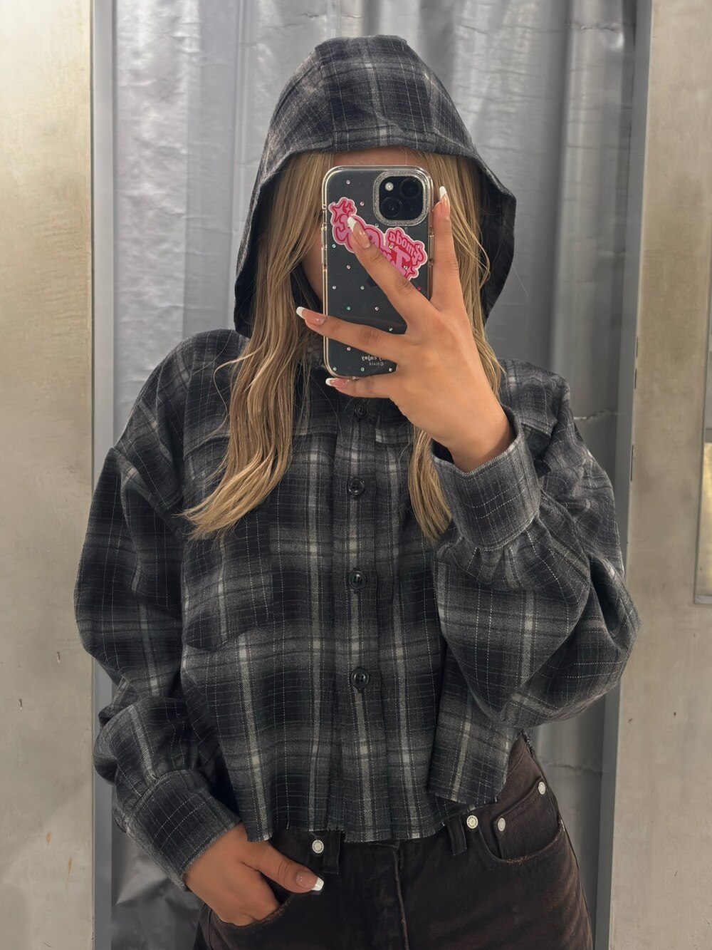 ブラック系のシャツ/ブラウス、ブラック系のデニムパンツ、ブラック系のスニーカーを着用したレディースの夏コーディネートの4枚目の写真