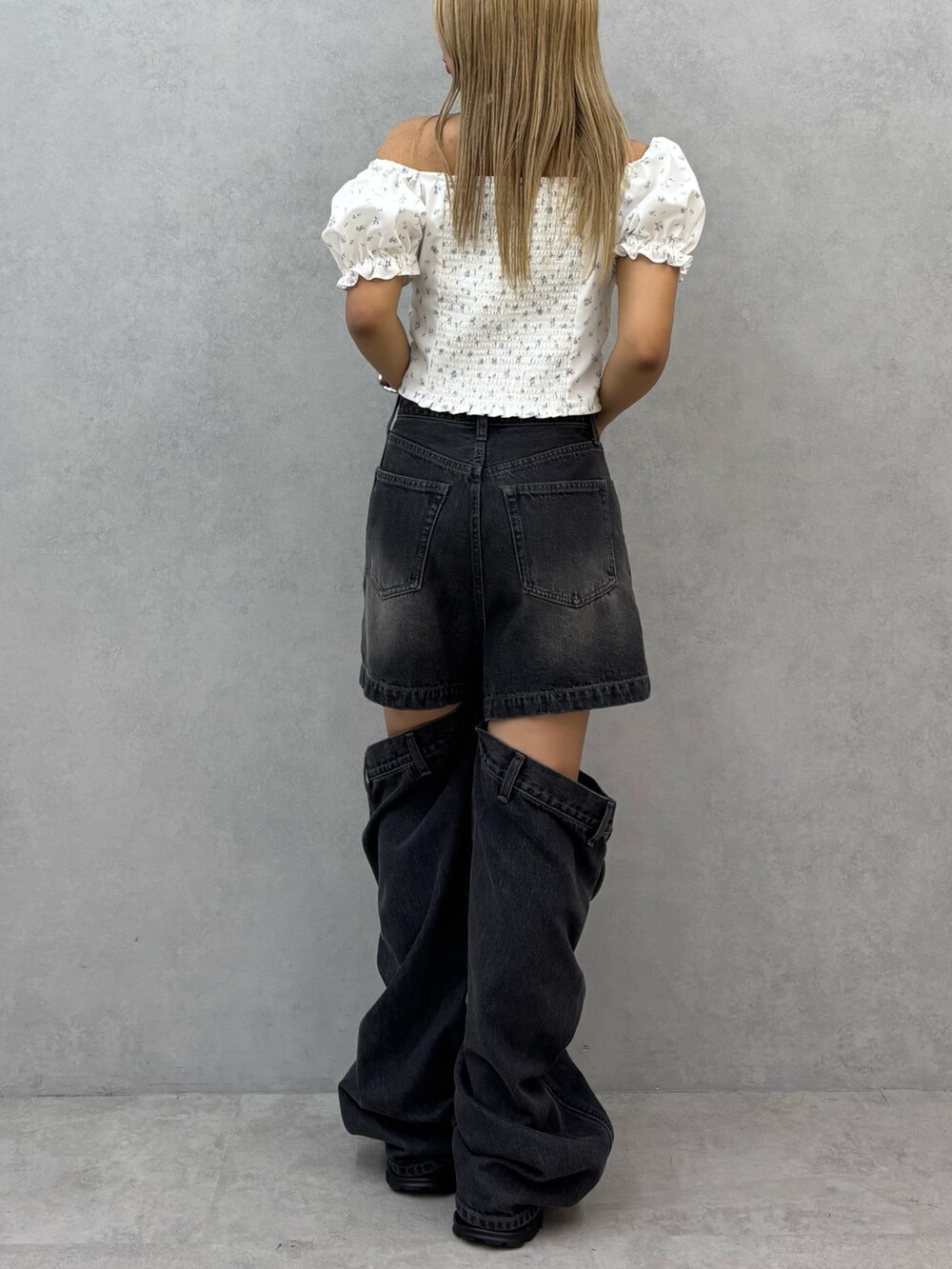 ブラック系のデニムパンツ、ブラック系のサンダルを着用したレディースの夏コーディネートの3枚目の写真