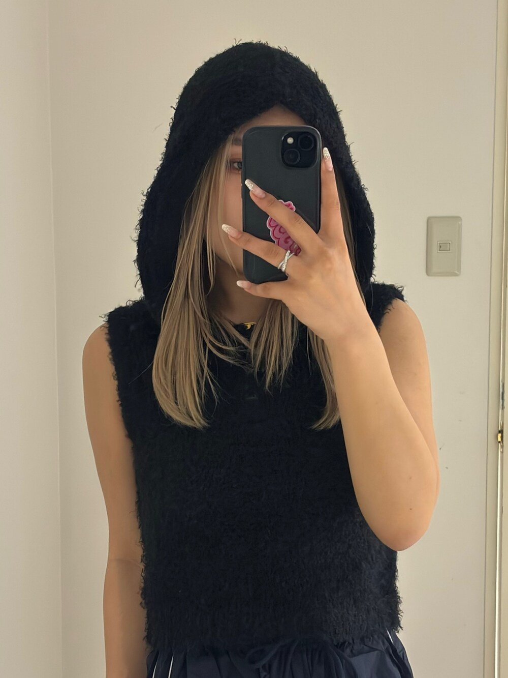 ブラック系のニット/セーター、ブルー系のその他パンツ、ブラック系のパンプスを着用したレディースの春コーディネートの7枚目の写真